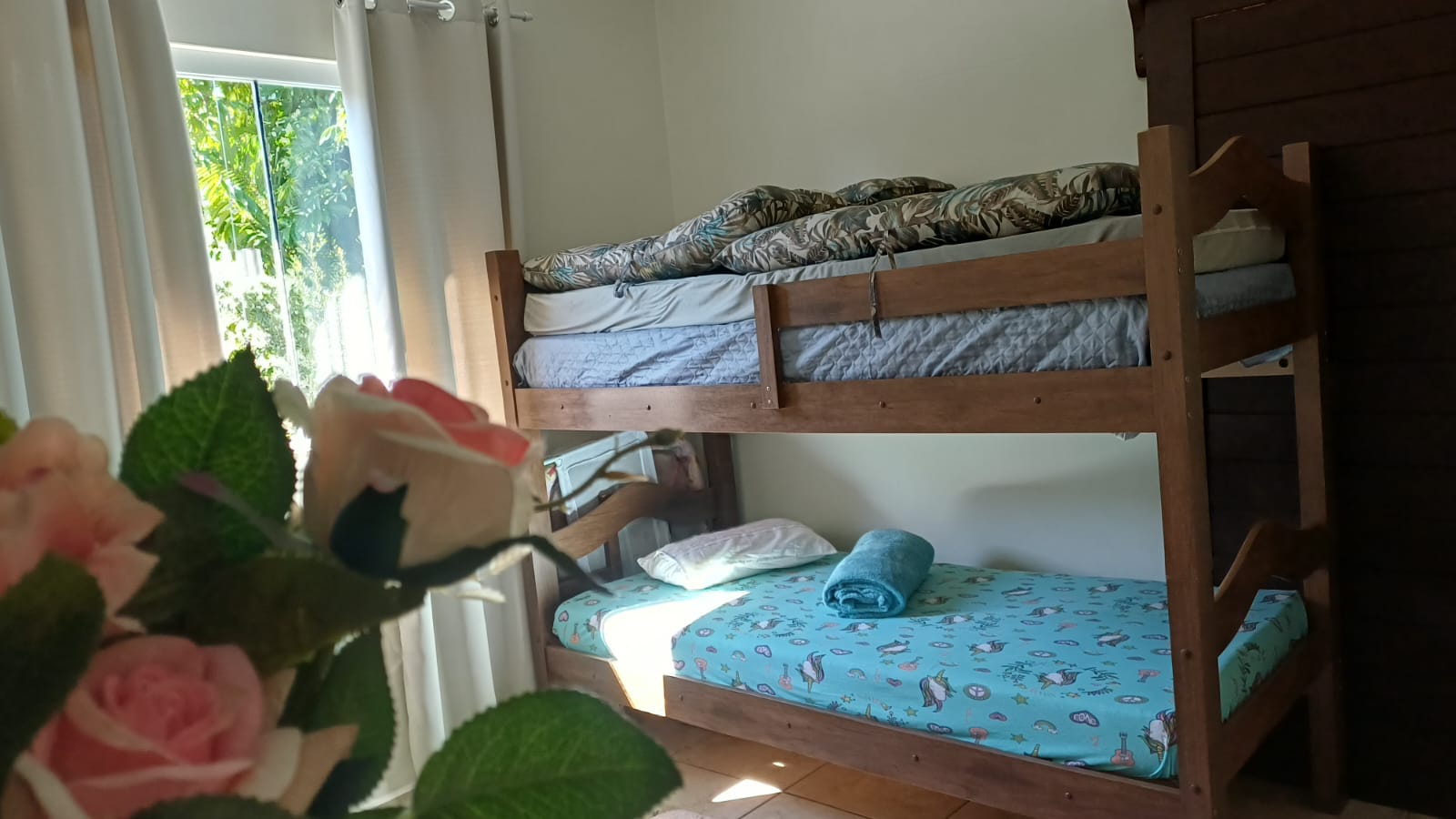 Beliche com roupa de cama preparada no Espaço Família